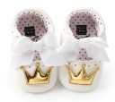 Zapatillas de piel para niña con corona 1