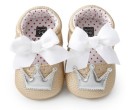 Zapatillas de piel para niña con corona 2