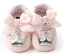 Zapatillas de piel para niña con corona 3