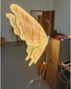 Závesný motýlí LED luster s krajkovými krídlami rozpätia 100 cm, kov a krajka, vstavaná LED svadobná dekorácia do hotelovej haly a sálu 7