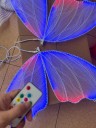 Závesný motýlí LED luster s krajkovými krídlami rozpätia 100 cm, kov a krajka, vstavaná LED svadobná dekorácia do hotelovej haly a sálu 4