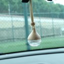 Závěsný osvěžovač vzduchu do auta kulatá parfémová láhev 6 ml 3,5 x 4,5 cm sklo dřevěný kryt lano aromaterapie interiér vozu 2