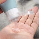 Zestaw 4 silikonowych butelek podróżnych o pojemności 90 ml w kolorowym wzornictwie. Zamykane etui. Pojemniki z możliwością ponownego 8