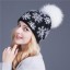 Zimowa czapka damska z płatkami śniegu 6