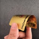 Zlaté plastové hracie karty 55 kusov s dizajnom bankovky 100 USD lesklý vodeodolný povrch a rozmer 6 x 9 cm pre poker žolíky aj kanastu 8