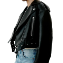 Zwarte imitatieleren damesjas Korte bikerstijl Asymmetrische rits Tailleband Metalen ritsen Rocklook Modieuze lentejas 3