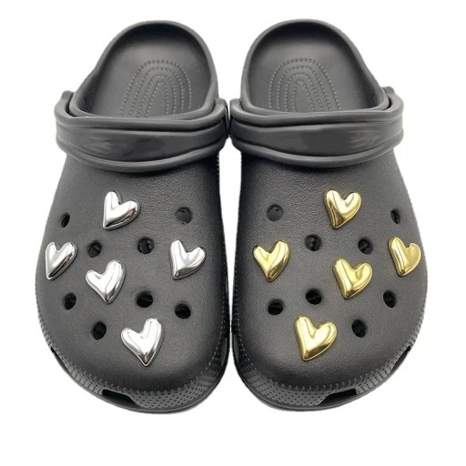 10 db szív alakú fémdísz a crocs-ra, fényes arany és ezüst dekoráció a cipő lyukaiba sima felülettel