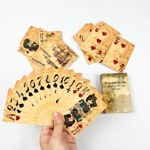 Snygga piratspelkort med vintagemotiv av skepp och sjörövare för poker, canasta, rommy och andra kortspel