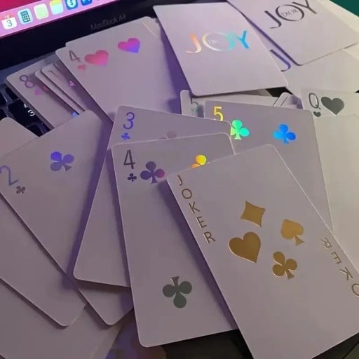 Lyxiga vita spelkort med holografisk effekt för poker canasta jokers och presenter med en elegant regnbågsglans
