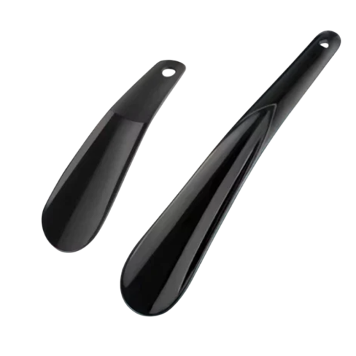 Set med 2 svarta skohorn i plast, 16 cm och 20 cm. Korta skohorn av slitstarkt material. Skohornshjälp. Skohylla. Resebruk.