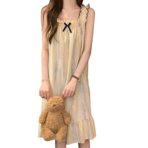 Damsk beige nattklänning med rynkor och volanger Elegantisk sommarklänning med breda axelband Lätt polyester material för sömn