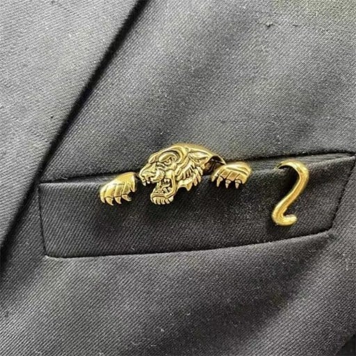 Kontorsbrosch med gyllene tiger i zinklegering för fickan på kavajen Elegantisk prydnad för kavaj och rock Stiligt tillbehör present