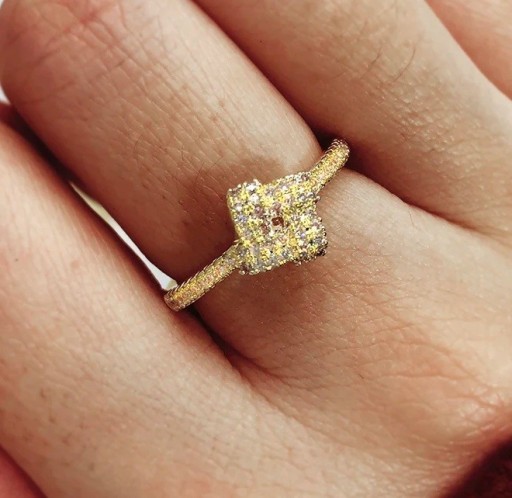 Lyxig damring 0,9 cm Fyrkantig graverad dekoration Eternity stil Elegantisk ring för vardagsbruk
