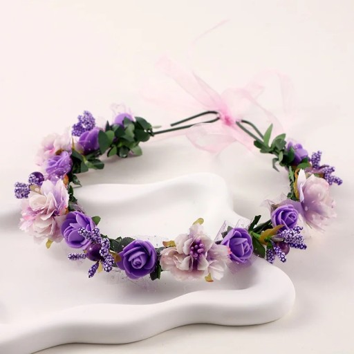 Blomsterkrans för hår i lila nyanser Fina rosor och dekorativa blommor Romantisk håraccessoar med dekorativt band