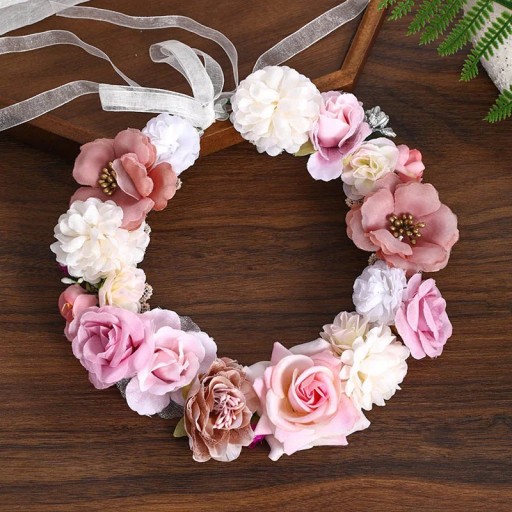 Blomsterkrans till håret i gammalrosa och krämfärgade rosor Fulla blommor Elegant romantisk komposition med genomskinligt knytband