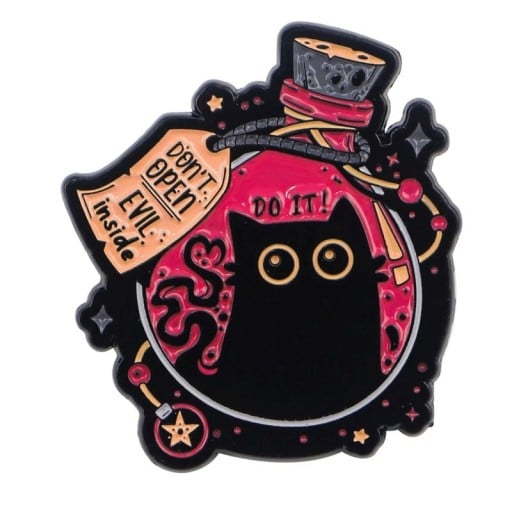 Brosch svart katt i flaska ca 3,3 x 3,1 cm färgad knapp med texter och motiv för jacka ryggsäck originalt tillbehör