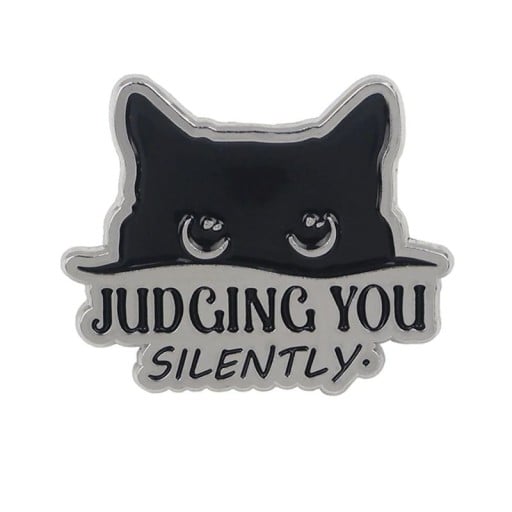 Brosch svart katt med texten Judging You Silently cirka 3,3 x 3,1 cm dekorativ pin med text för ryggsäck kläder tillbehör