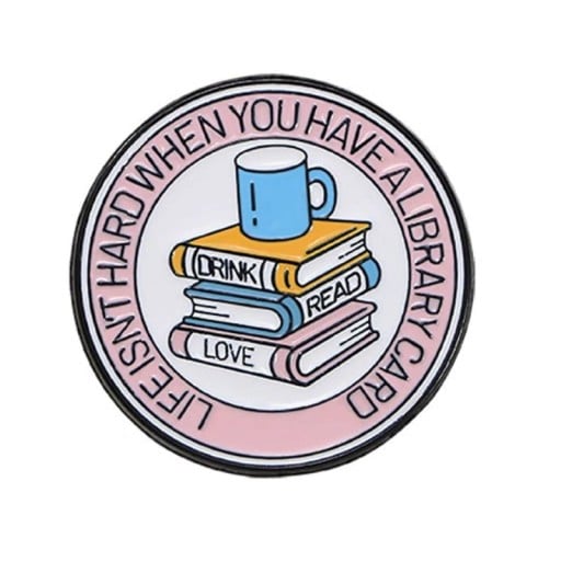 Rund brosch med böcker och mugg Life isn’t hard when you have a library card metallpin rosa flerfärgad klädesmärke ryggsäck