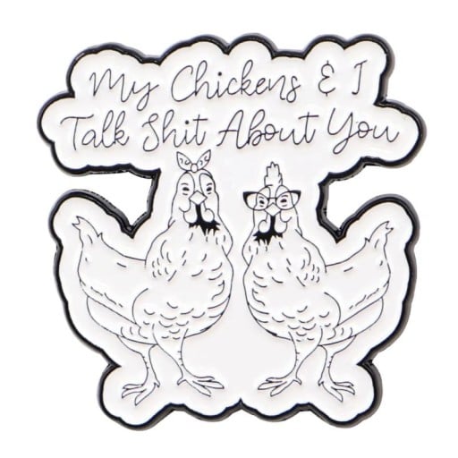 Emaljerad nål citat My Chickens & I Talk Shit About You ca 3,1 x 3,1 cm metallisk brosch svart vit tecknad pin för ryggsäck