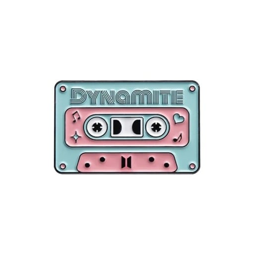 Emaljerad pin musik kassett DYNAMITE ca 2,8 × 1,8 cm metall brosch rosa-blå retro märke för krage ryggsäck väska