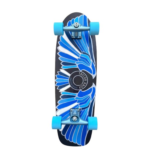 Cruiser skateboard med motiv av blåvita vingar Längd 78,7 cm Blåsvart med blå hjul För åkning i staden och på cykelvägar