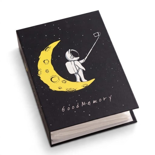 Fotoalbum na 100 fotografií 16,5 x 12,5 x 5 cm Priehľadné PVC obaly Čierny obal s astronautom na Mesiaci Vesmírny motív Album na fotky