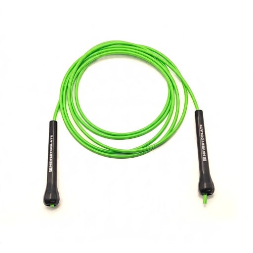 Švihadlo NEVERTOOLATE s tvrdým TPU lanem 5 mm Tvrdost 90A Délka 3,2 m Hmotnost 120 g Zelené lano a černé rukojeti Na speed skipping