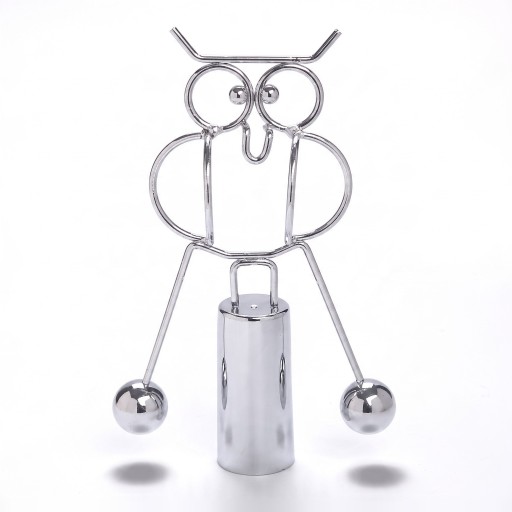Balanziereule mit Pendelkugeln 10 x 15,5 cm Metallische silberne kinetische Dekoration für den Schreibtisch im Büro und im Kinderzimmer