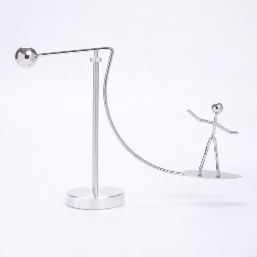 Balan pendel mit Surfer und Metallkugel 18,5 x 13 cm Silberne kinetische Dekoration für den Schreibtisch im Büro und Wohnzimmer