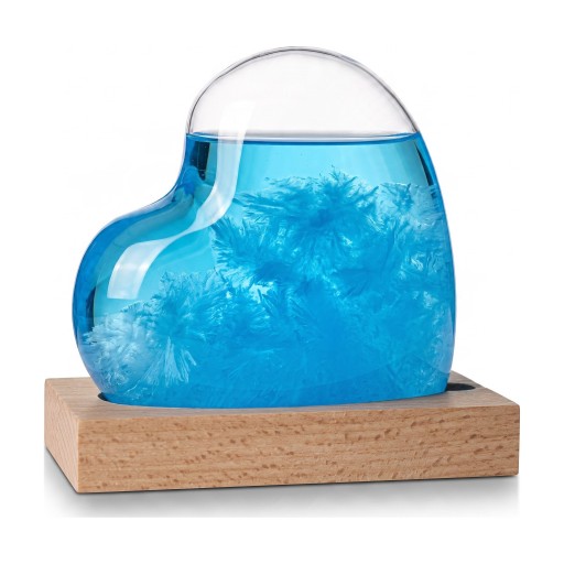 Bouřkové sklo Storm Glass ve tvaru srdce 12 x 12 cm Skleněný barometr s krystaly na dřevěném podstavci Dekorace na stůl