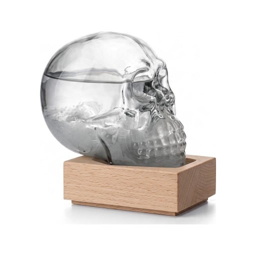 Bouřkové sklo Storm Glass ve tvaru lebky 10 x 9 cm Skleněný barometr s krystaly na dřevěném podstavci Dekorace na stůl