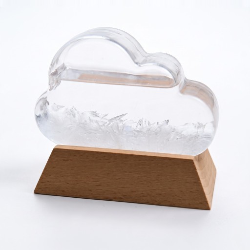 Bouřkové sklo Storm Glass ve tvaru mráčku 9,5 x 7 x 11 cm Průhledný skleněný barometr s krystaly na dřevěném podstavci Dekorace