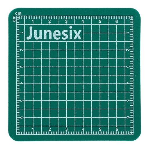 Lille skæreunderlag 8 x 8 cm i PVC med en tykkelse på 3 mm og en dobbeltsidet centimeter gitter til skæring af papir og washi tape
