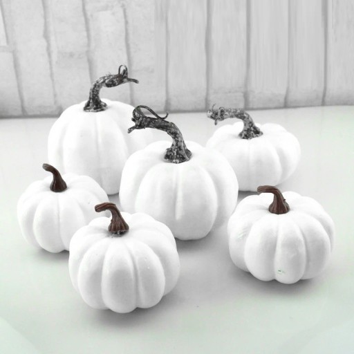 Vita dekorativa pumpor av skum 6 st för höstdekoration av bord Ribbad form med stjälk Olika storlekar från 8 x 6,5 cm till 13 x 14 cm