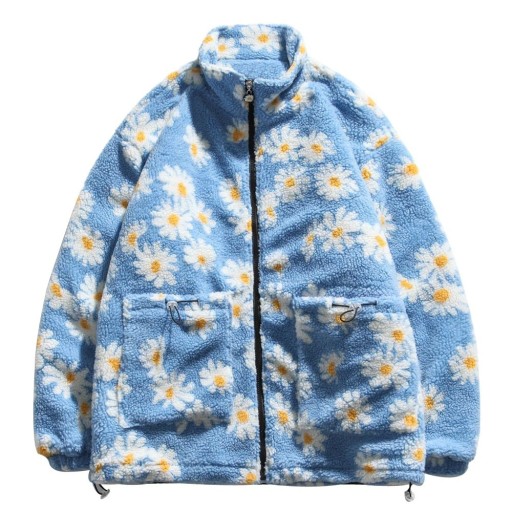Plyschjacka med dragkedja och blommönster Ljusblå med vita blommor Hög krage Två stora fickor Vadderat foder Polyester och bomull
