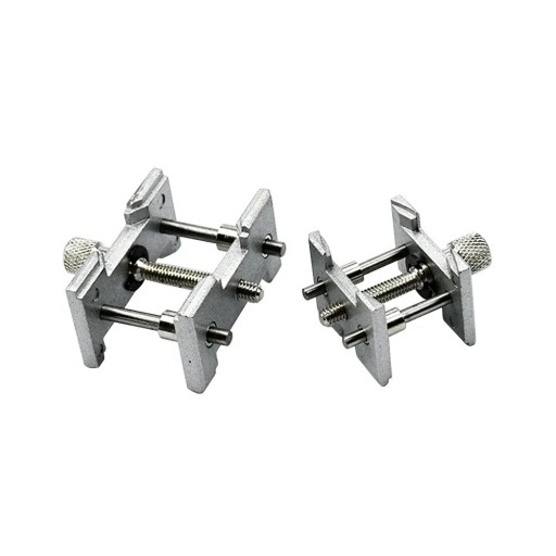 2 kpl kellokoneiston pidikkeitä 42x37x25 mm ja 35x25x25 mm kokoisille kelloille. Yleismalliset metalliset ruuvipenkit mekanismien korjaukseen.