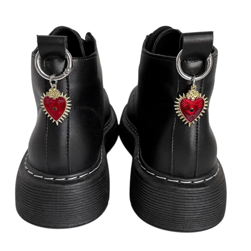 2 ks přívěsek na boty srdíčko 25x34 mm kov červená ozdoba na šněrovací boty a kotníkové boty dekorativní doplněk obuvi
