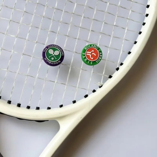 2 silikonista valmistettu tärinänvaimennin Wimbledonin ja Roland Carrosin tennismailoille