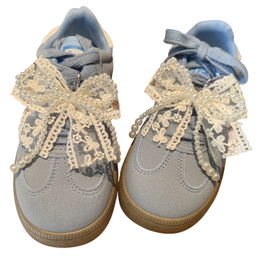 2 sztuki dekoracji na sznurowadła koronkowe kokardki białe ozdoby na buty dodatek do obuwia delikatny design do sznurowanych sneakersów