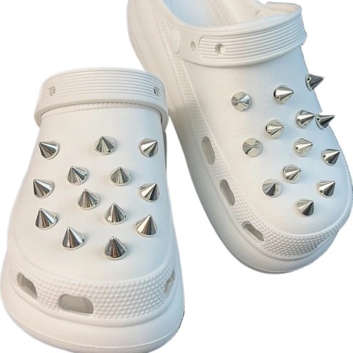 22 ks dekorace na crocsy špičaté cvočky PVC stříbrná sada ozdob do bot stylový doplněk crocs obuv výrazný metalický design