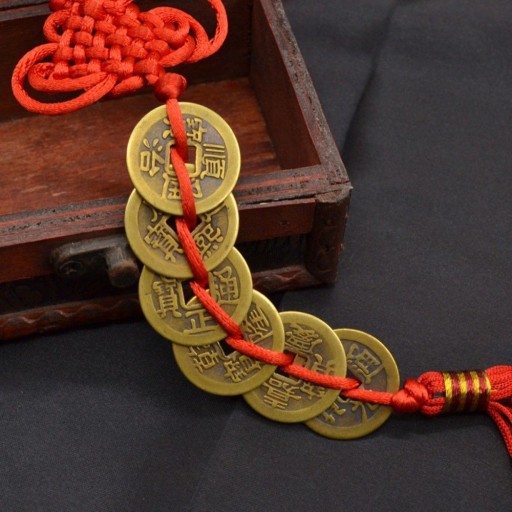 Kinesiska lyckomynt på rött snöre Hängande dekoration med sex kopparmynt Dekorativ knut och tofs Längd 36 cm Diameter på mynt 2,3 cm
