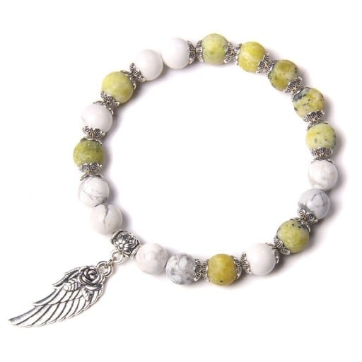 Damarmband med pärlor och en vinge