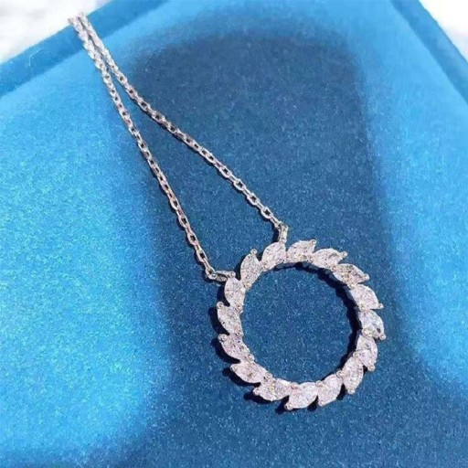 Damhalsband med cirkulärt hänge D686