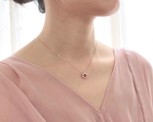 Kvinnors halsband med en blomma