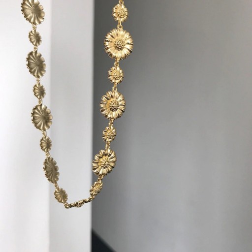 Damhalsband med blommor A1603