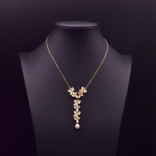 Damsk halsband med pärla och blommor