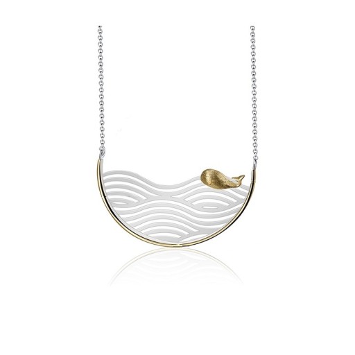 Kvinnors halsband med en fisk i vattnet