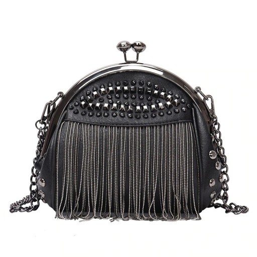 Dam svart crossbody väska med metallram och stängning med kulor Fransar av kedjor och nitar PU-läder och polyester 23 x 18 x 10 cm