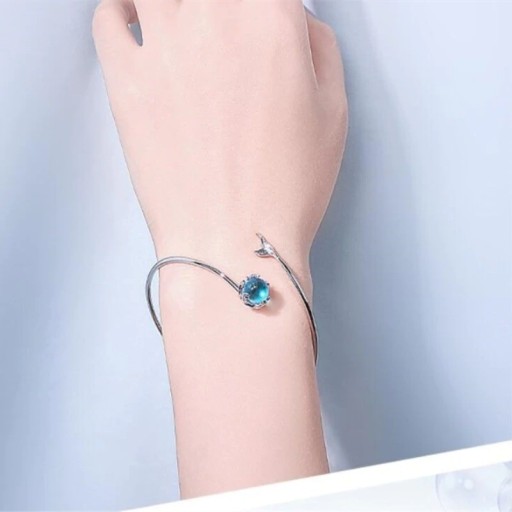 Kvinnors öppet armband med en boll