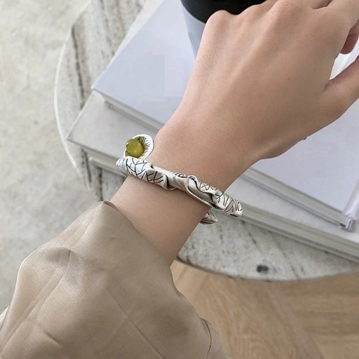 Kvinnors öppet armband med blomma